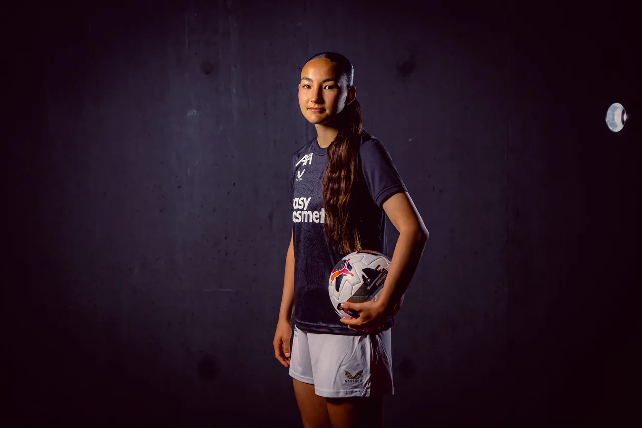 Shanae Tsawa mit Fussball im Clubdress